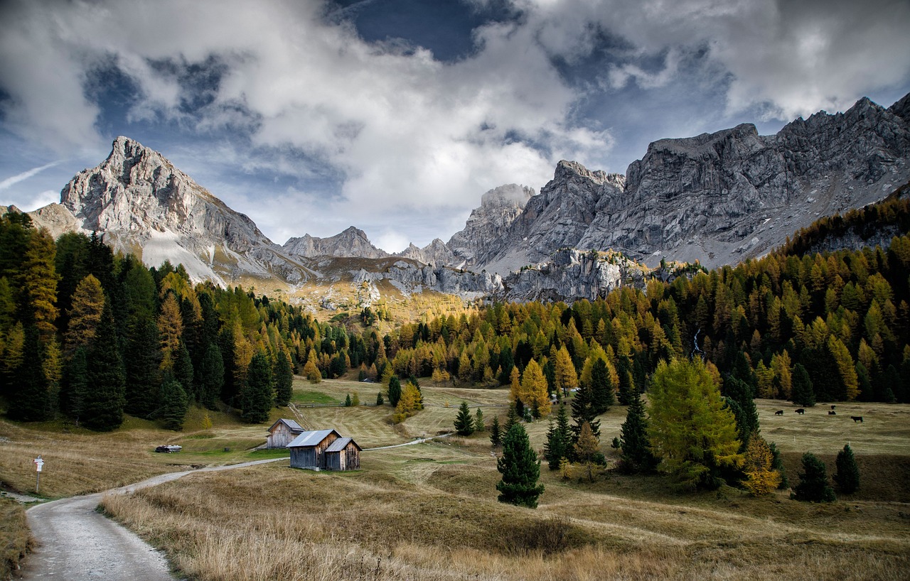 Paysage sauvage du Queyras avec montagnes et alpages.