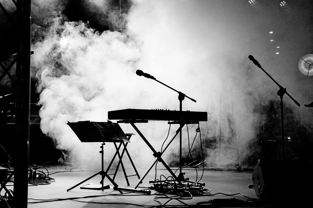 Musiciens jouant sur scène pendant un concert en plein air sous la neige dans le Queyras.