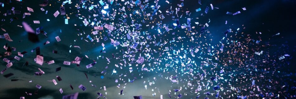 Scène de concert éclairée par des lumières colorées sous la neige dans le Queyras.