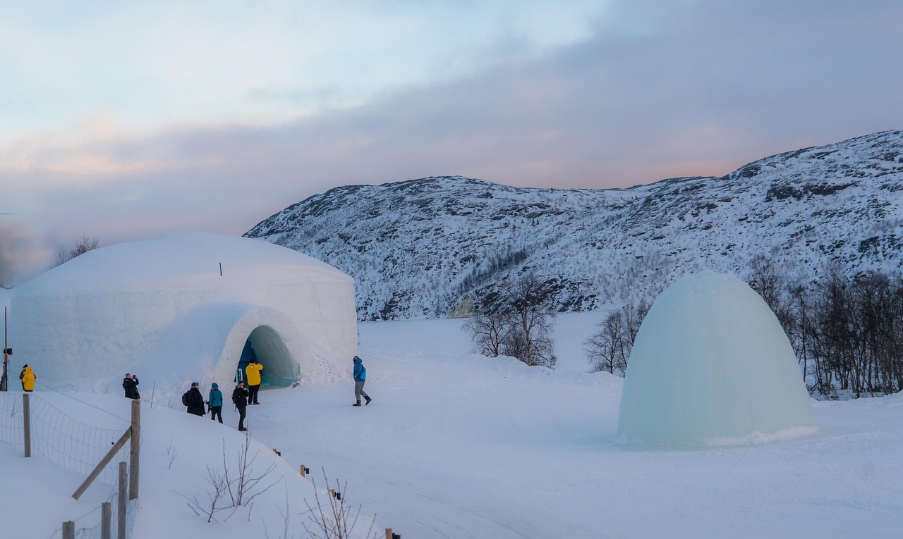 Igloo construit dans un paysage enneigé du Queyras en hiver.