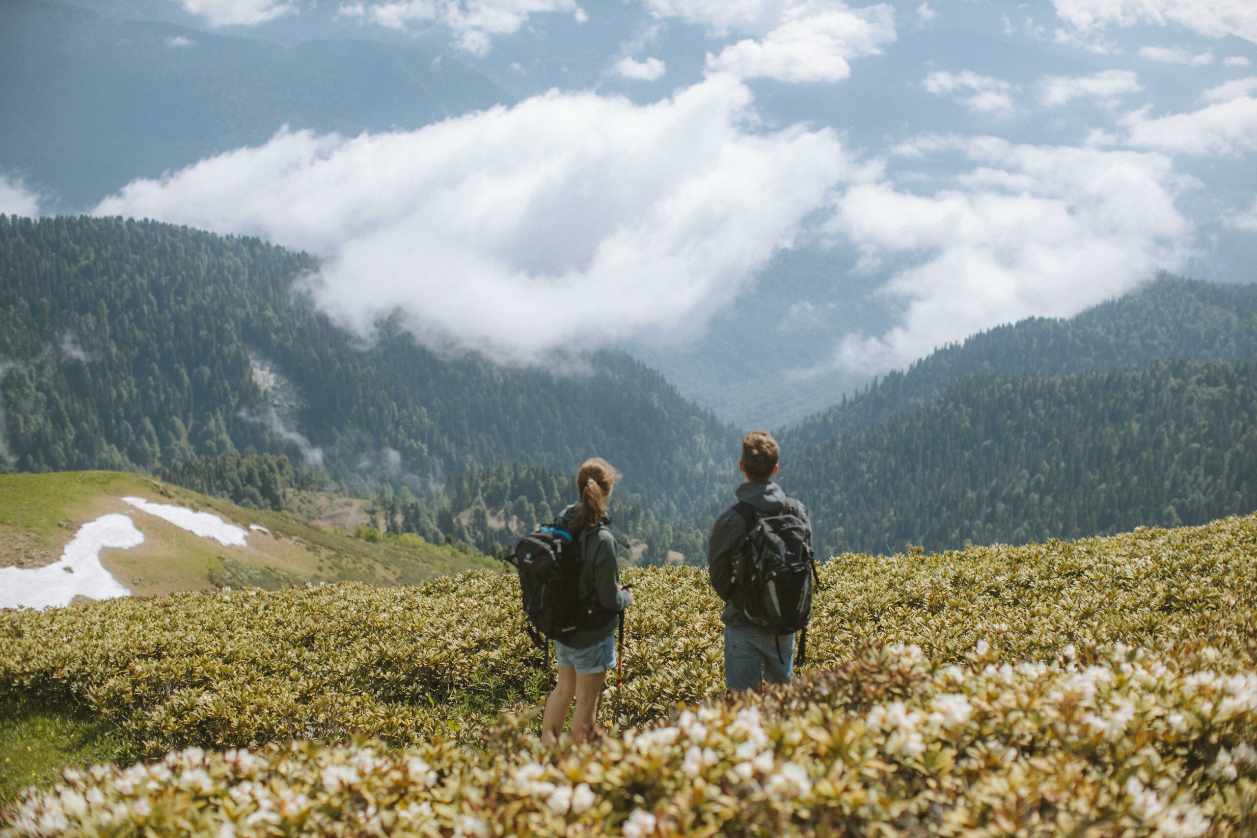 Couple en randonnée dans les Alpes profitant d’un week-end romantique en location montagne