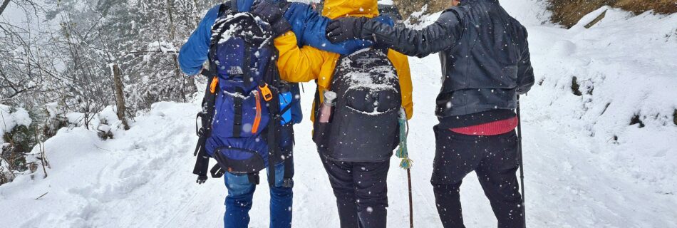 Randonnée en groupe dans la neige lors d’un séjour en location alpes pour groupe
