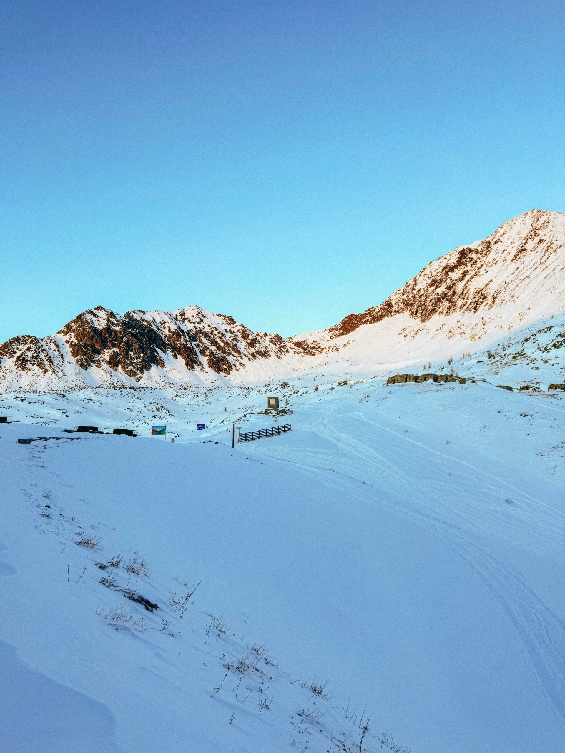 Vallée alpine enneigée offrant un cadre parfait pour un week-end romantique en location dans les Alpes