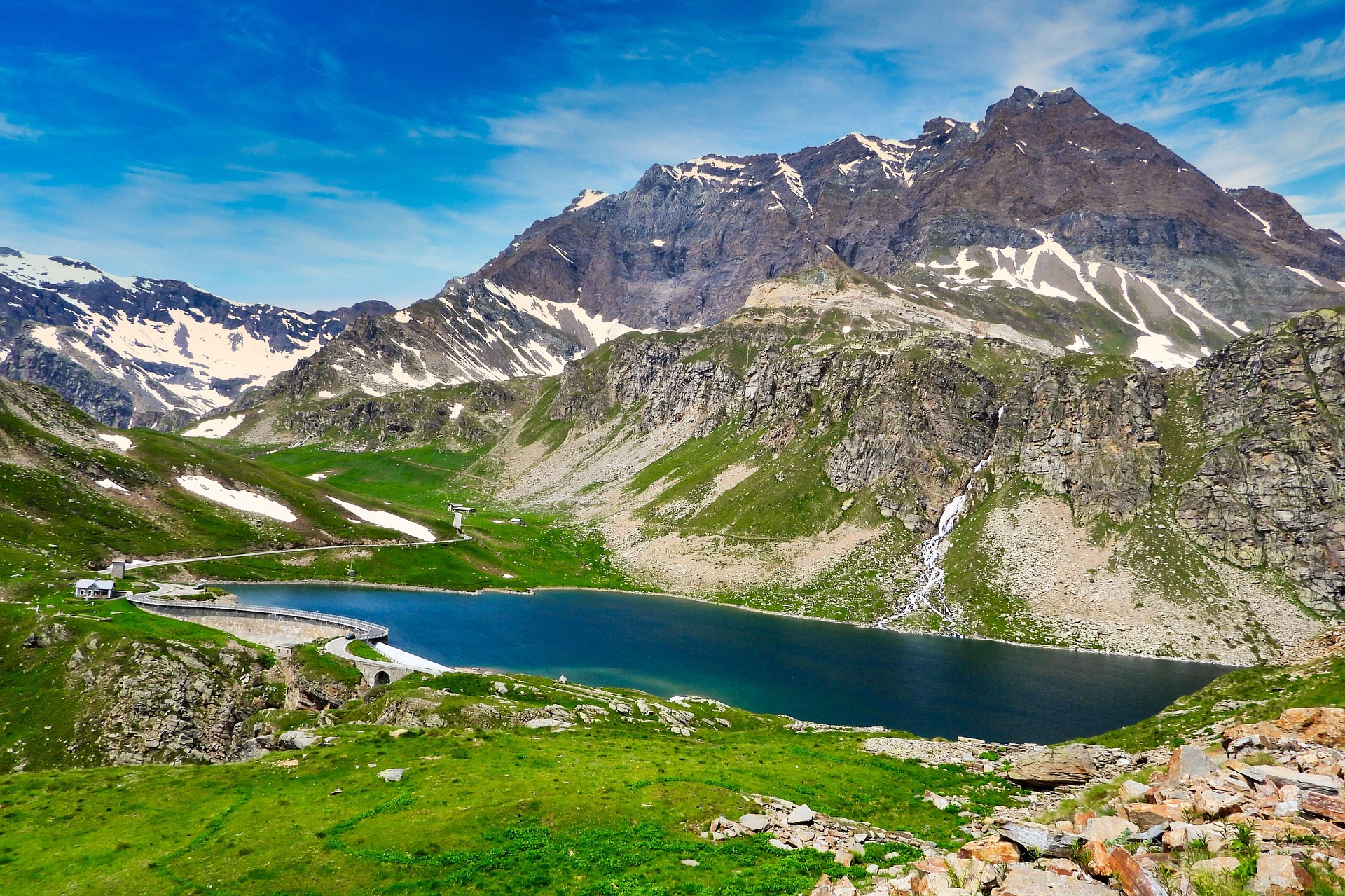 Montagnes rocheuses avec lac d’altitude en été