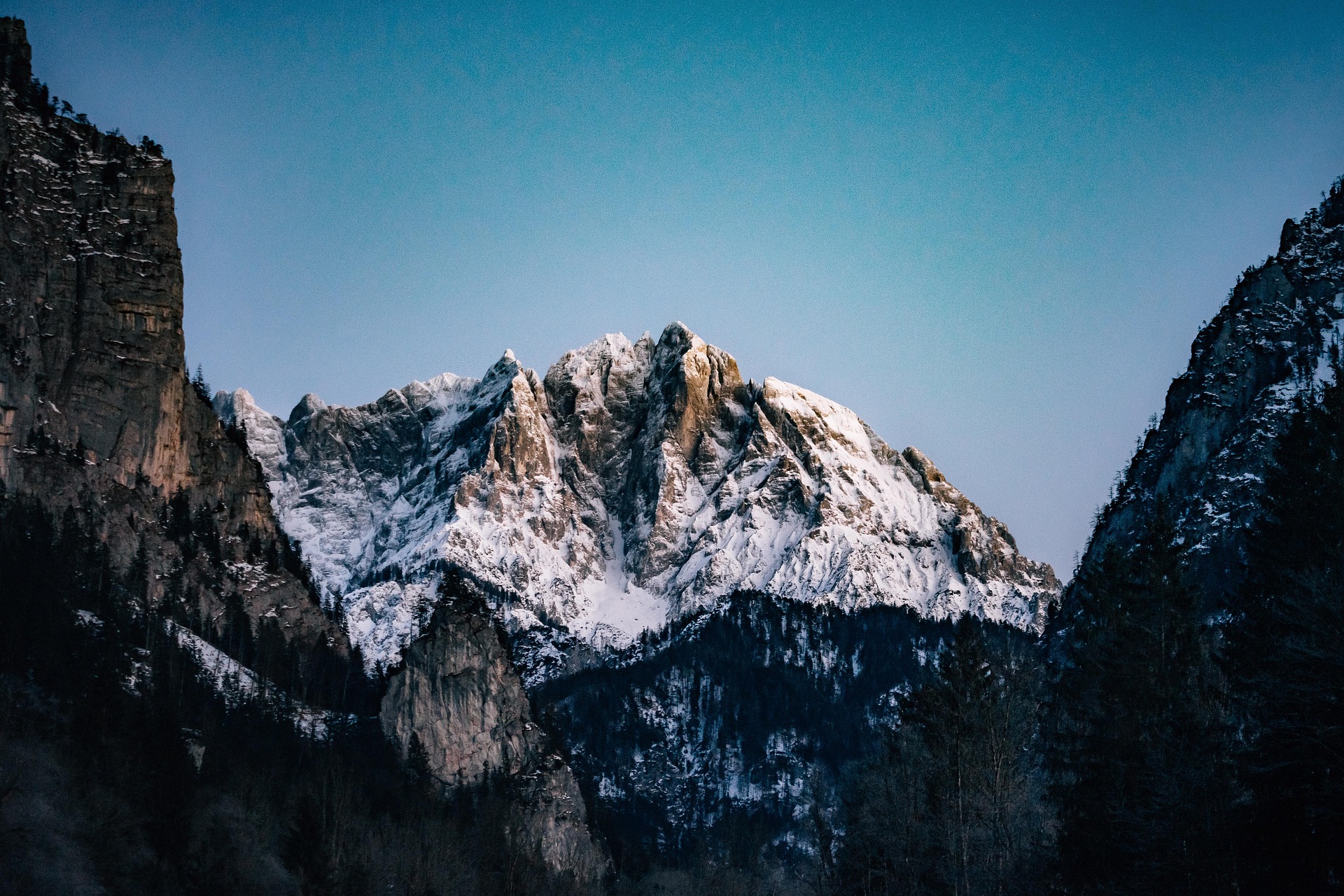 Montagnes enneigées du Queyras au coucher du soleil en hiver
