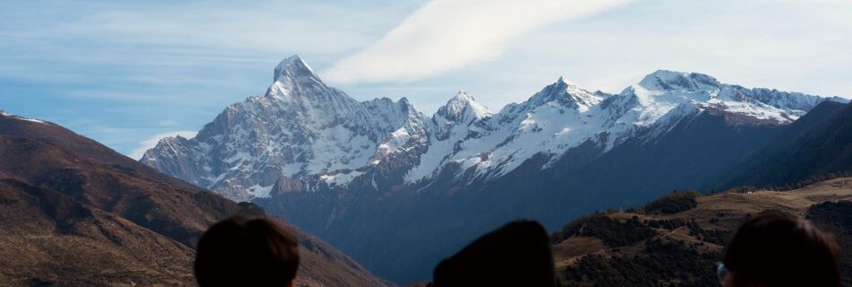 Panorama sur sommets enneigés avec vue sur la vallée
