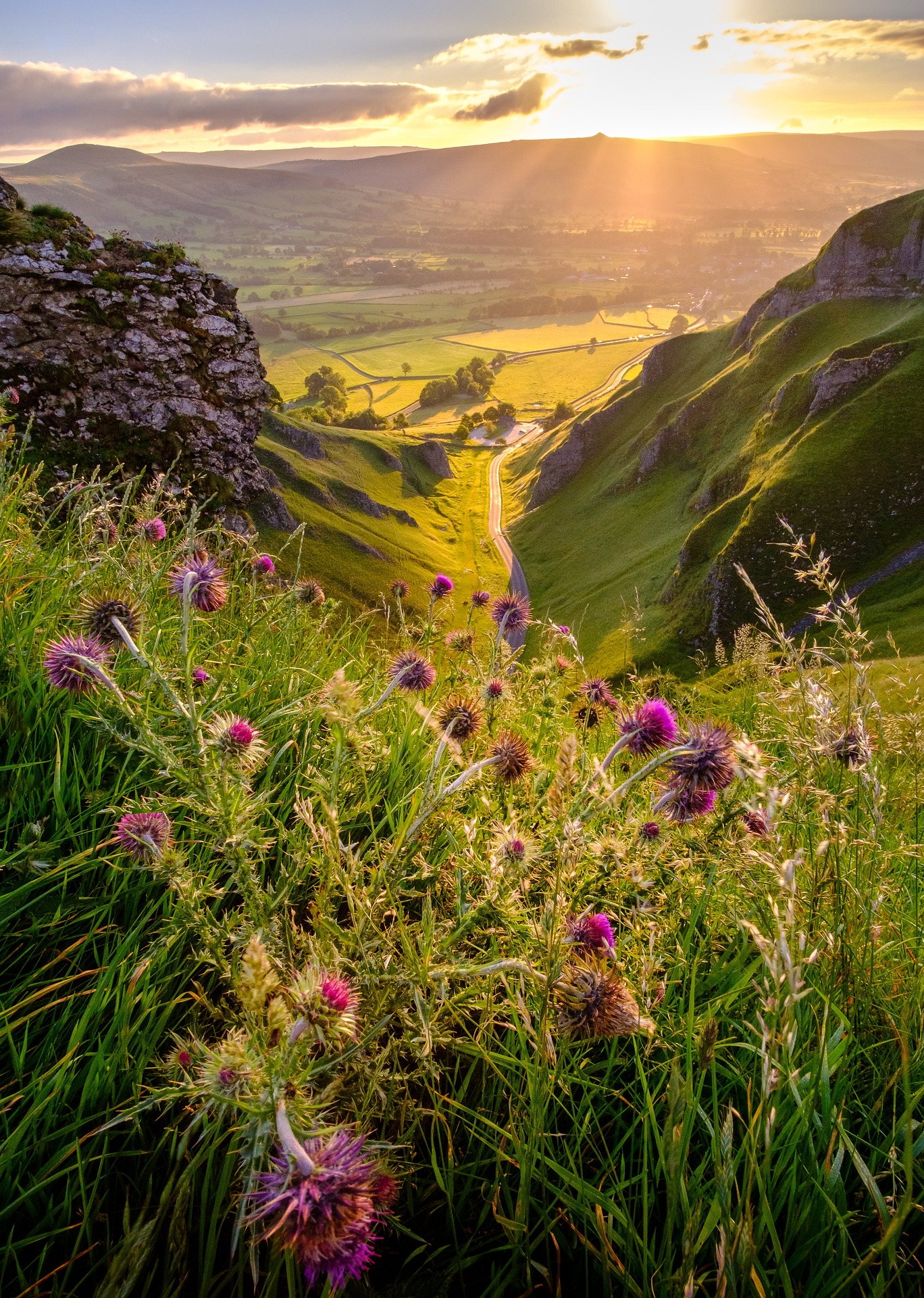 Location Queyras avec services à la carte dans une vallée lumineuse au coucher du soleil.
