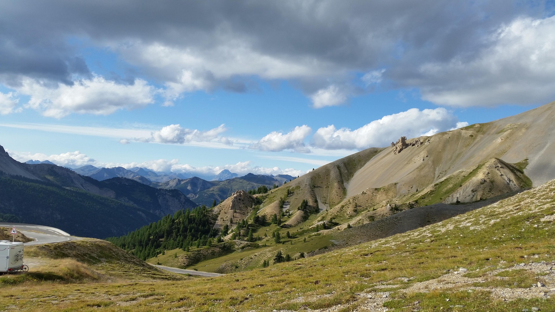 Paysage montagneux du Queyras avec route panoramique au cœur des Alpes du Sud