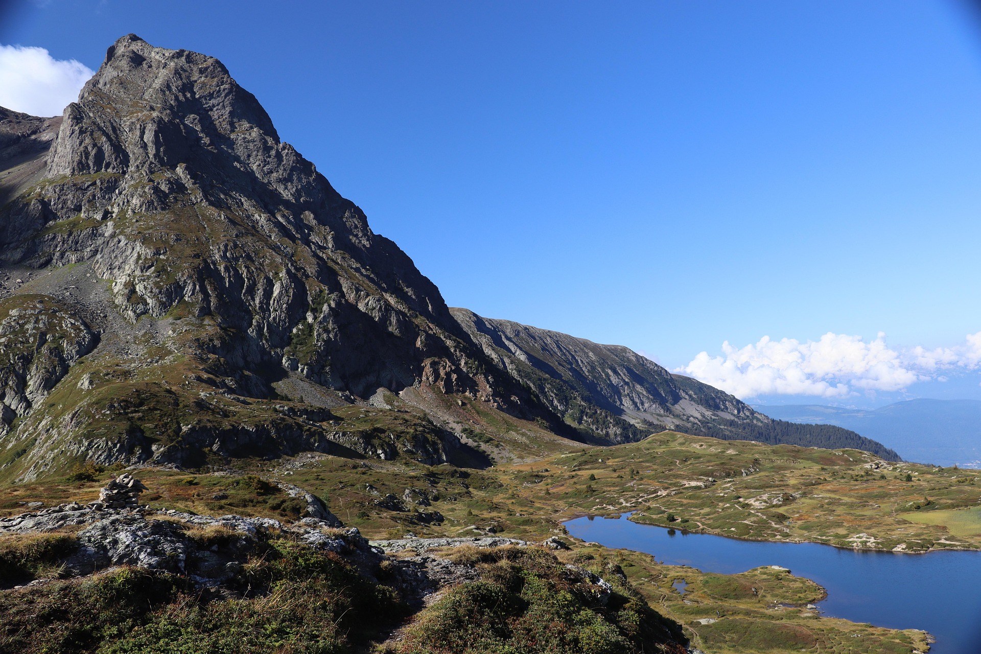 Panorama montagne Queyras avec lac alpin