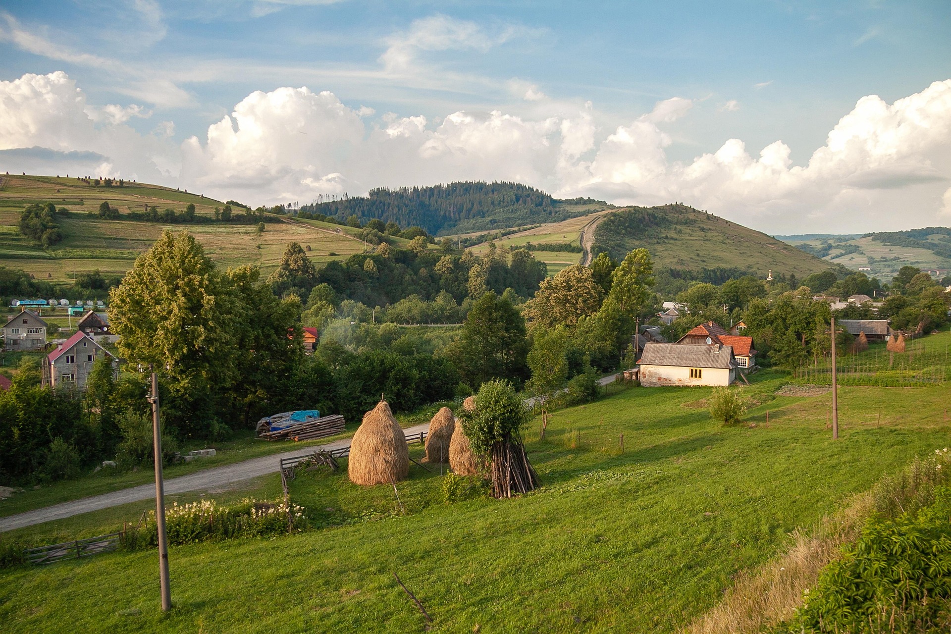 Village typique de montagne entouré de collines verdoyantes en été
