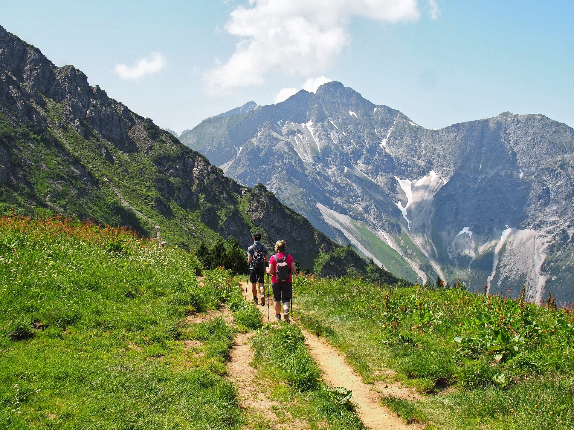 randonneurs sentier montagne alpes queyras