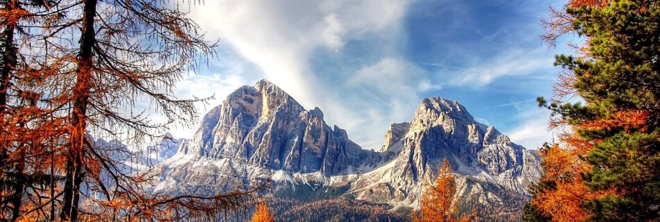 Montagnes alpines avec mélèzes orangés en automne dans les Hautes-Alpes