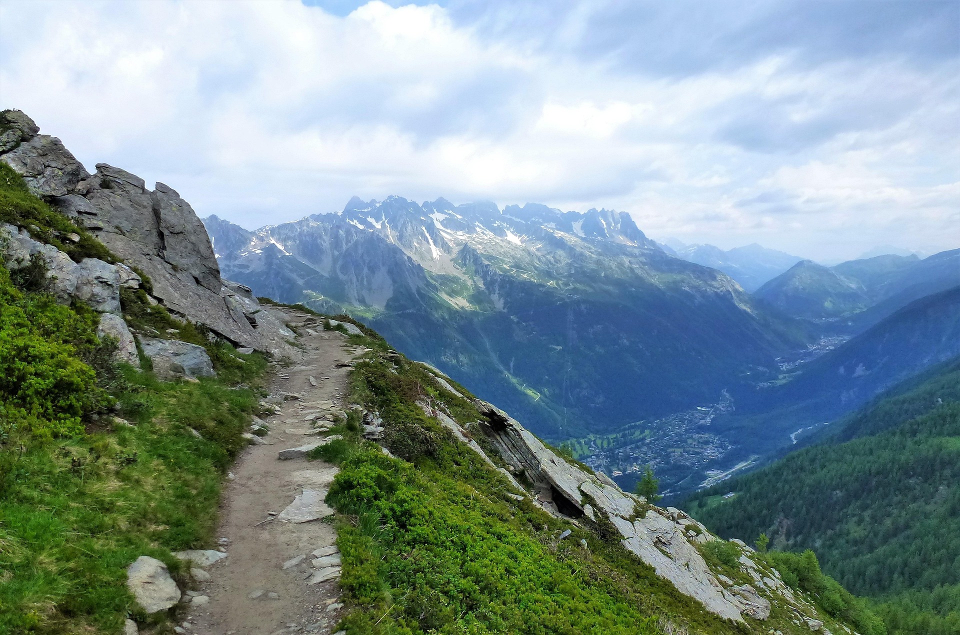 Sentier de randonnée en montagne avec vue panoramique sur les Alpes