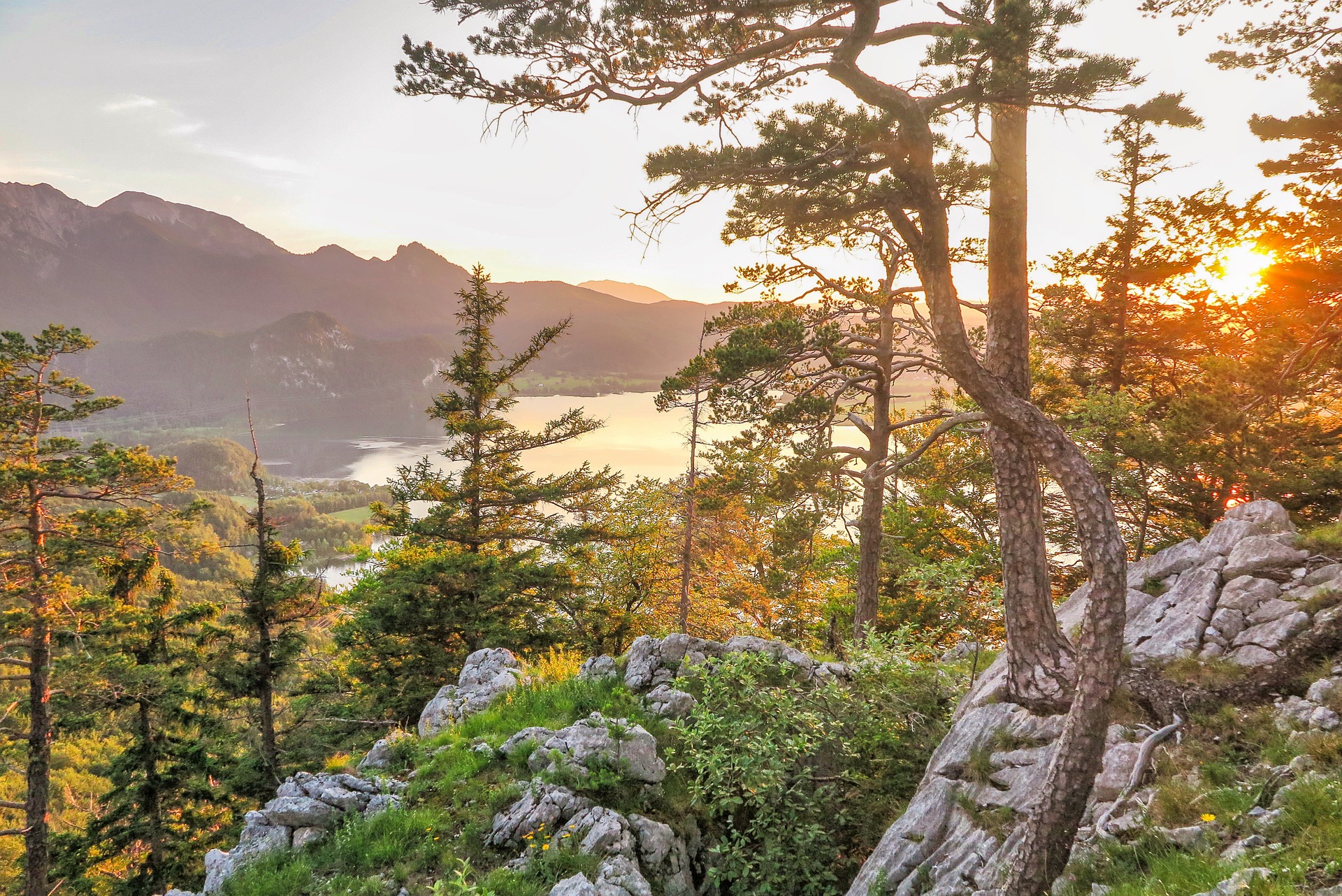 Vue panoramique sur un lac de montagne au coucher du soleil dans le Queyras