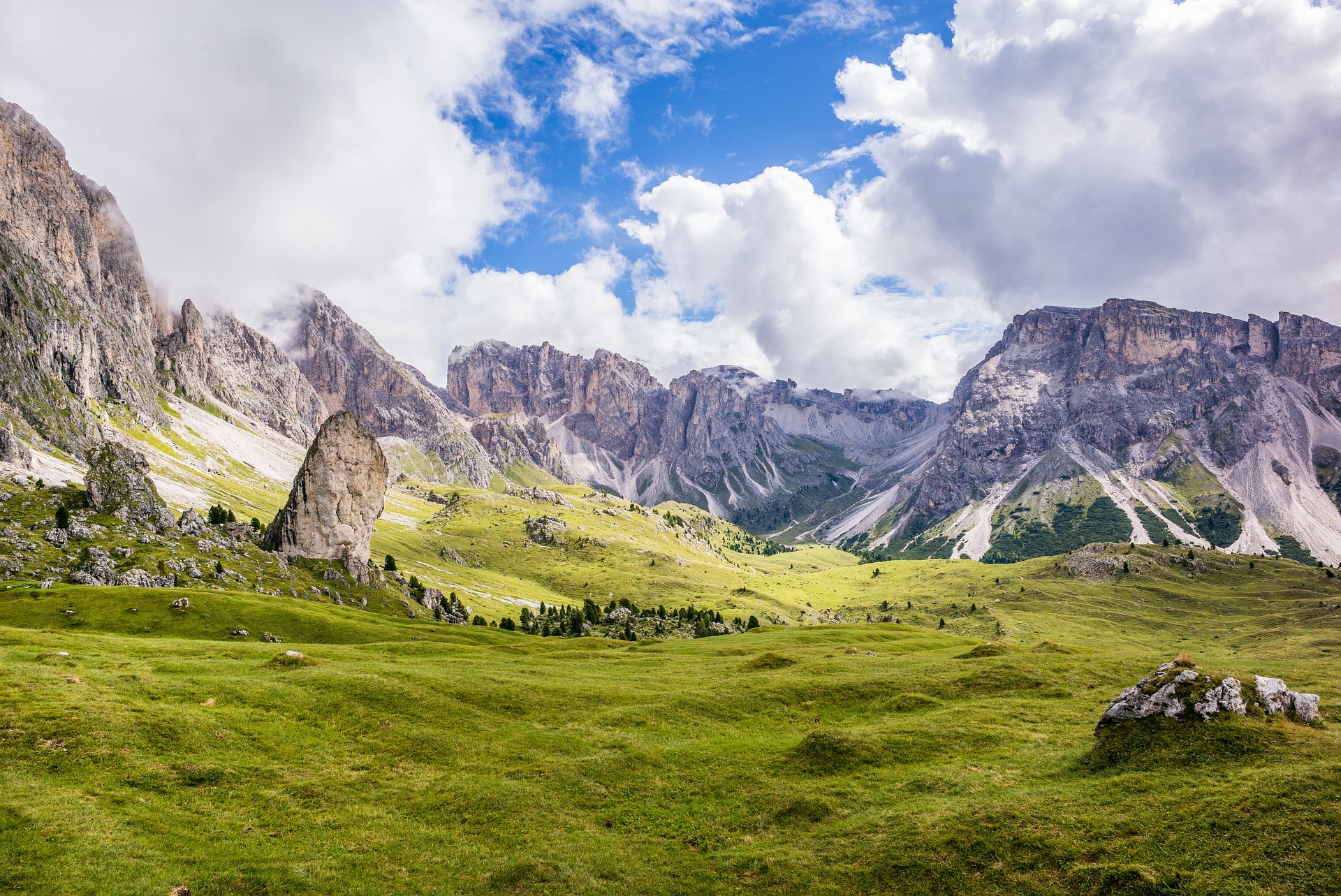 Paysage d’alpages et montagnes rocheuses pendant le Tour du Viso