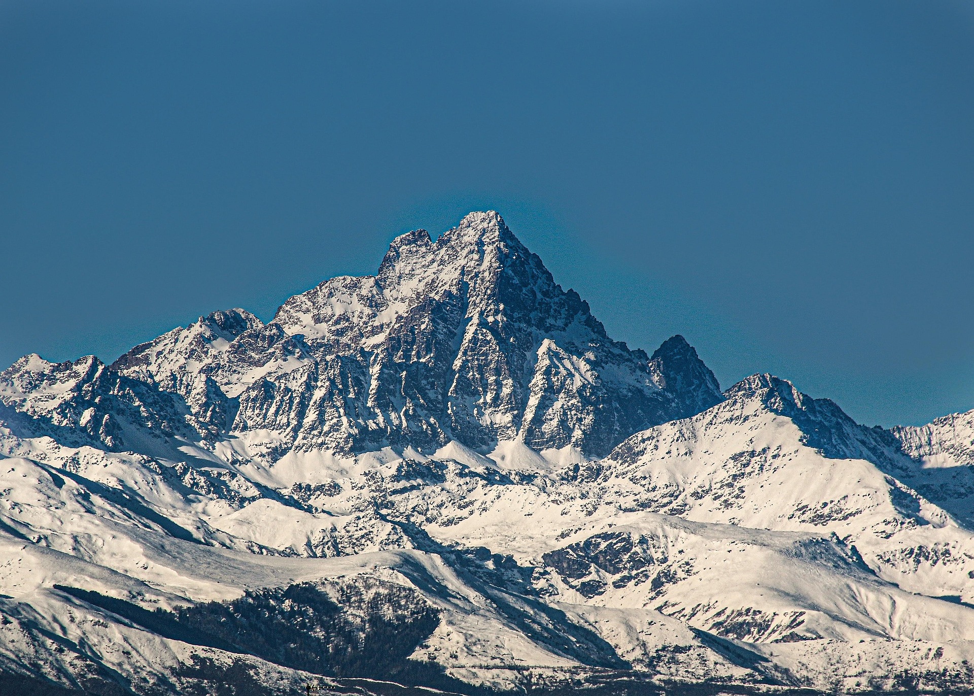 Vue sur le Mont Viso enneigé depuis le Queyras