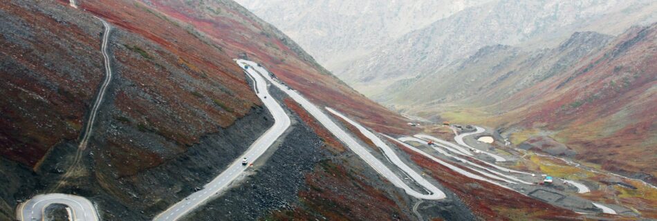 Route en lacets du Col d'Izoard dans les Hautes-Alpes au cœur des paysages montagneux du Queyras.